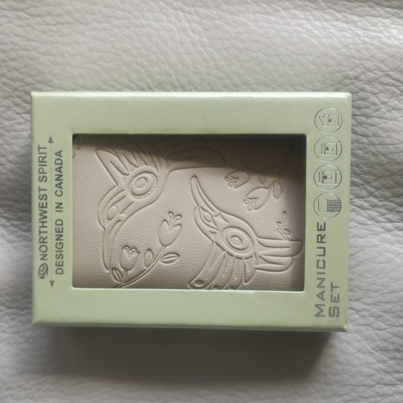 'Hummingbird' Indigenous Design by Douglas Horne Manicure Set - Picture 4 of 6